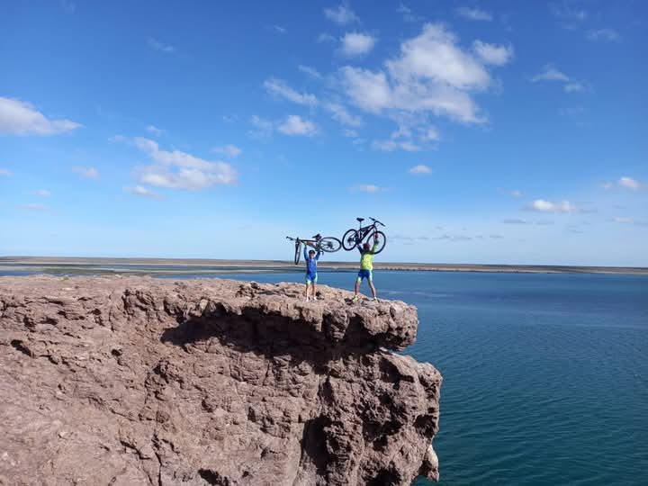 noticiaspuertosantacruz.com.ar - Imagen extraida de: https://deseadonoticias.com/2025/01/24/deseado-espera-a-mas-de-200-ciclistas-para-la-primera-fecha-del-cicloturismo/